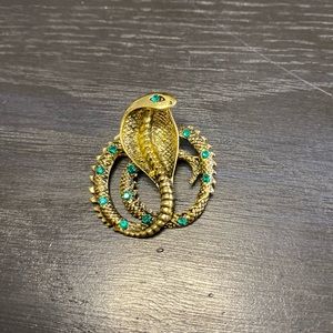 NWOT Gold tone snake brooch with green rhinestones